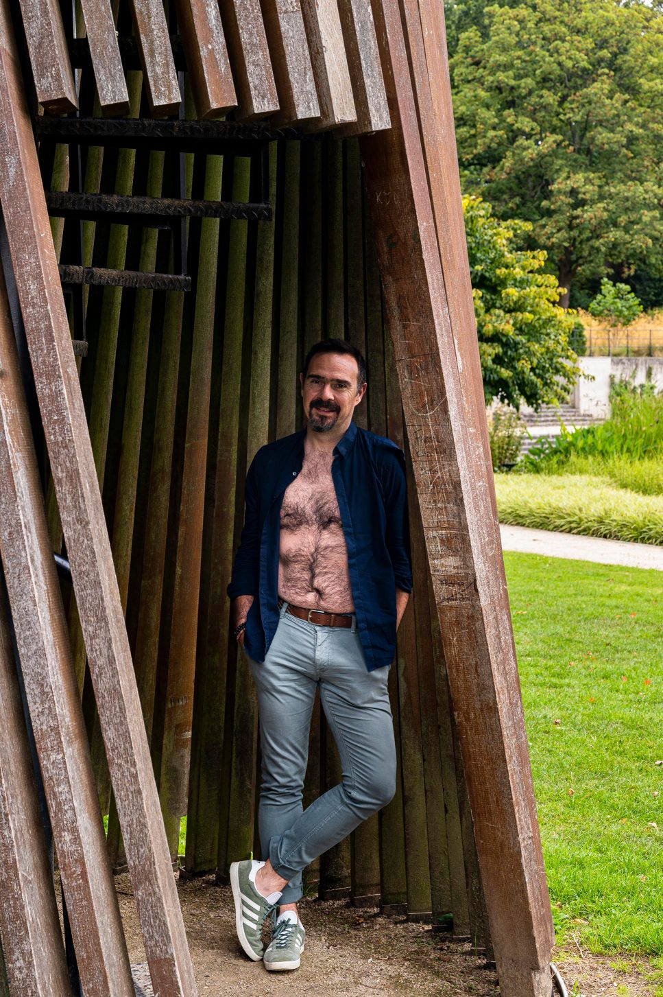 portrait en couleur d'un homme poilu et barbu