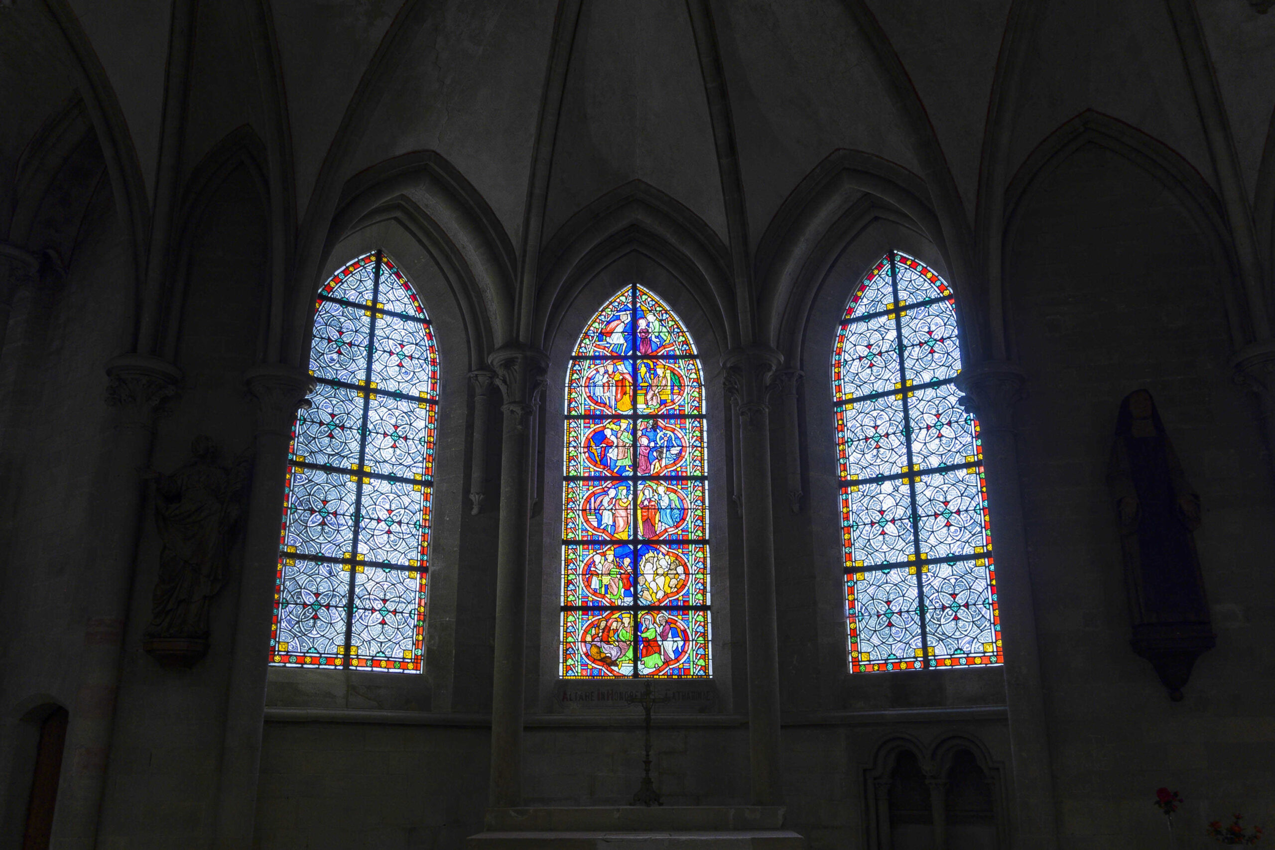 Intérieur de la Cathédrale Notre-Dame de Coutances vitrail
