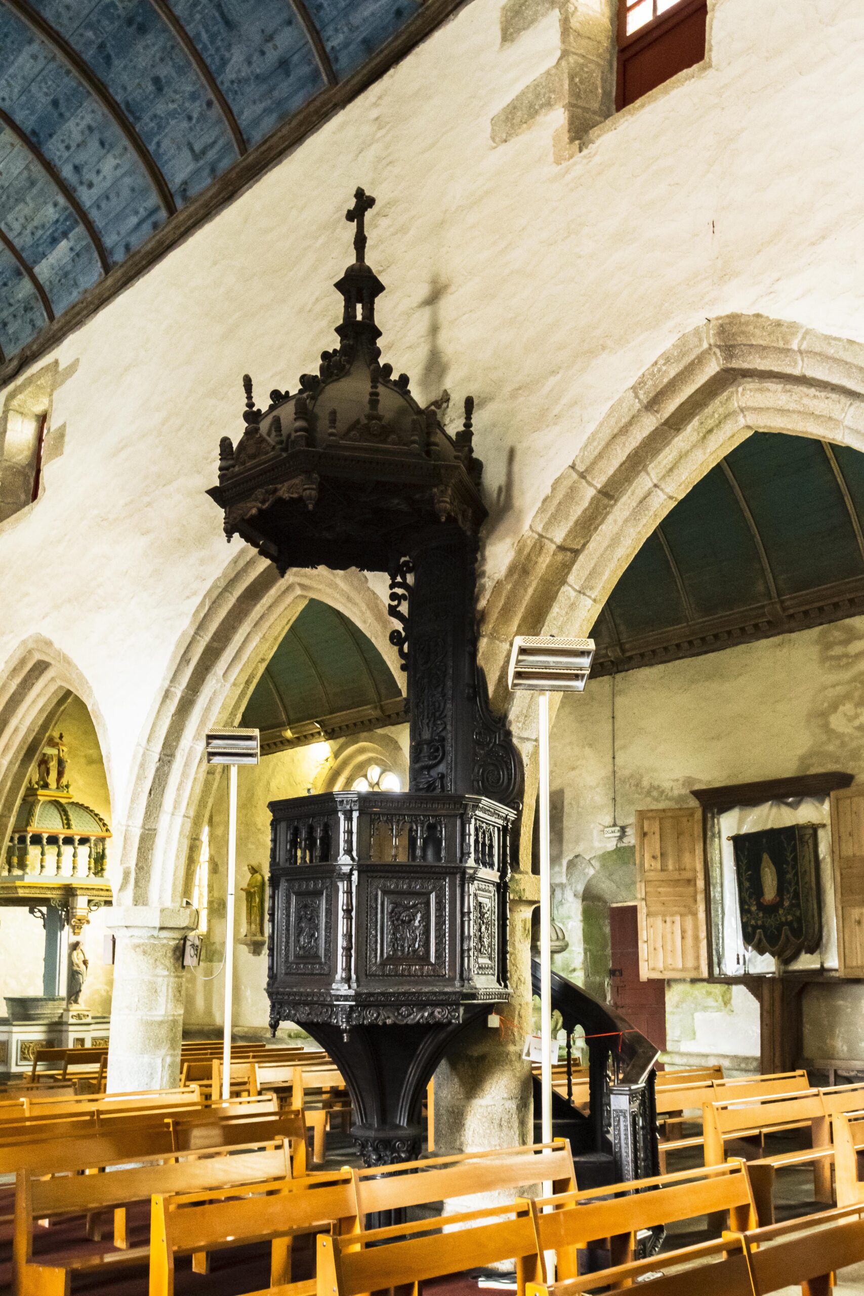 Intérieur de l'enclos paroissial de Commana qui est situé dans la commune de Commana (Finistère, France) autour de l'église Saint-Derrien.