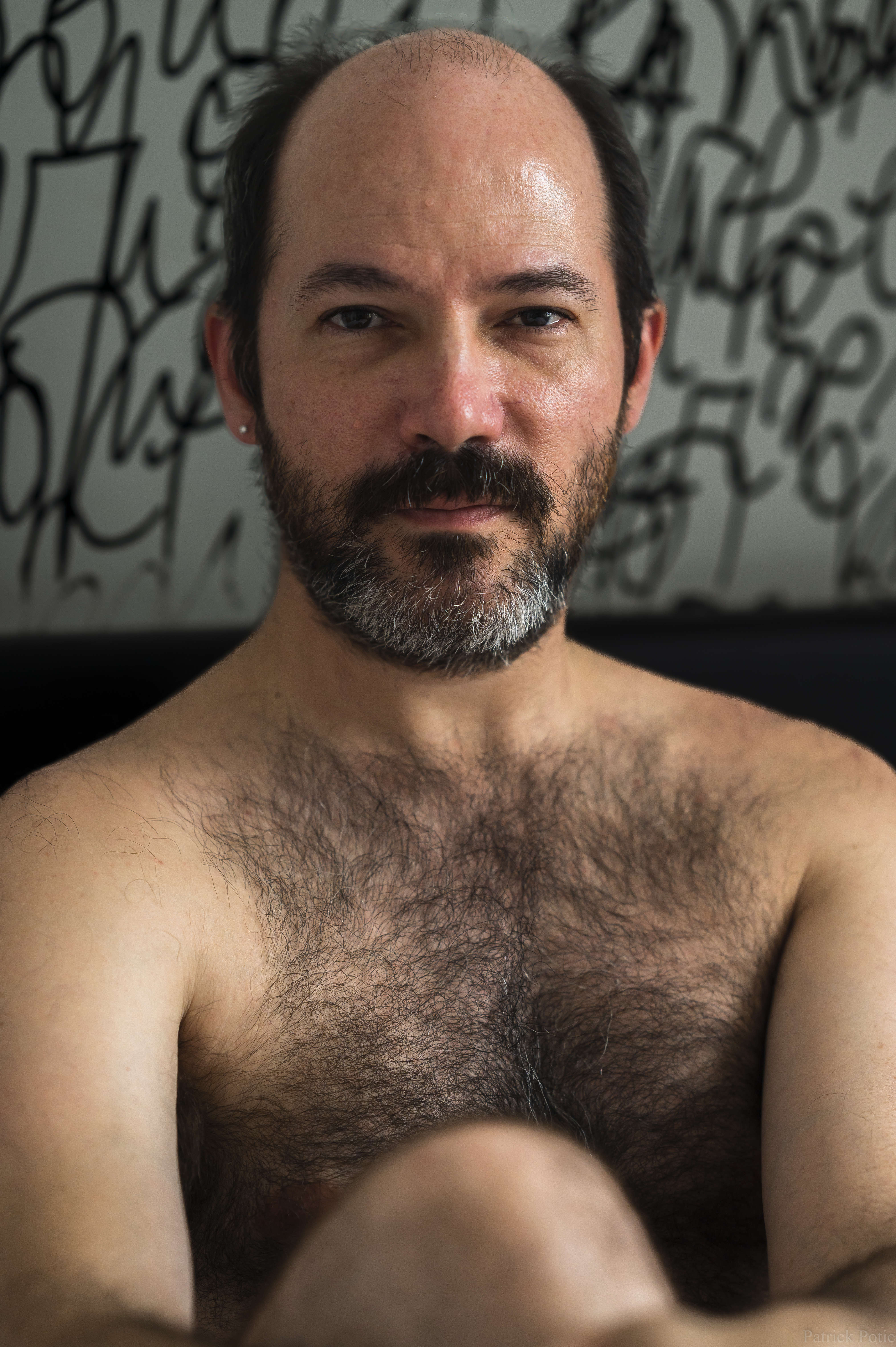 portrait en couleur d'un homme poilu et barbu
