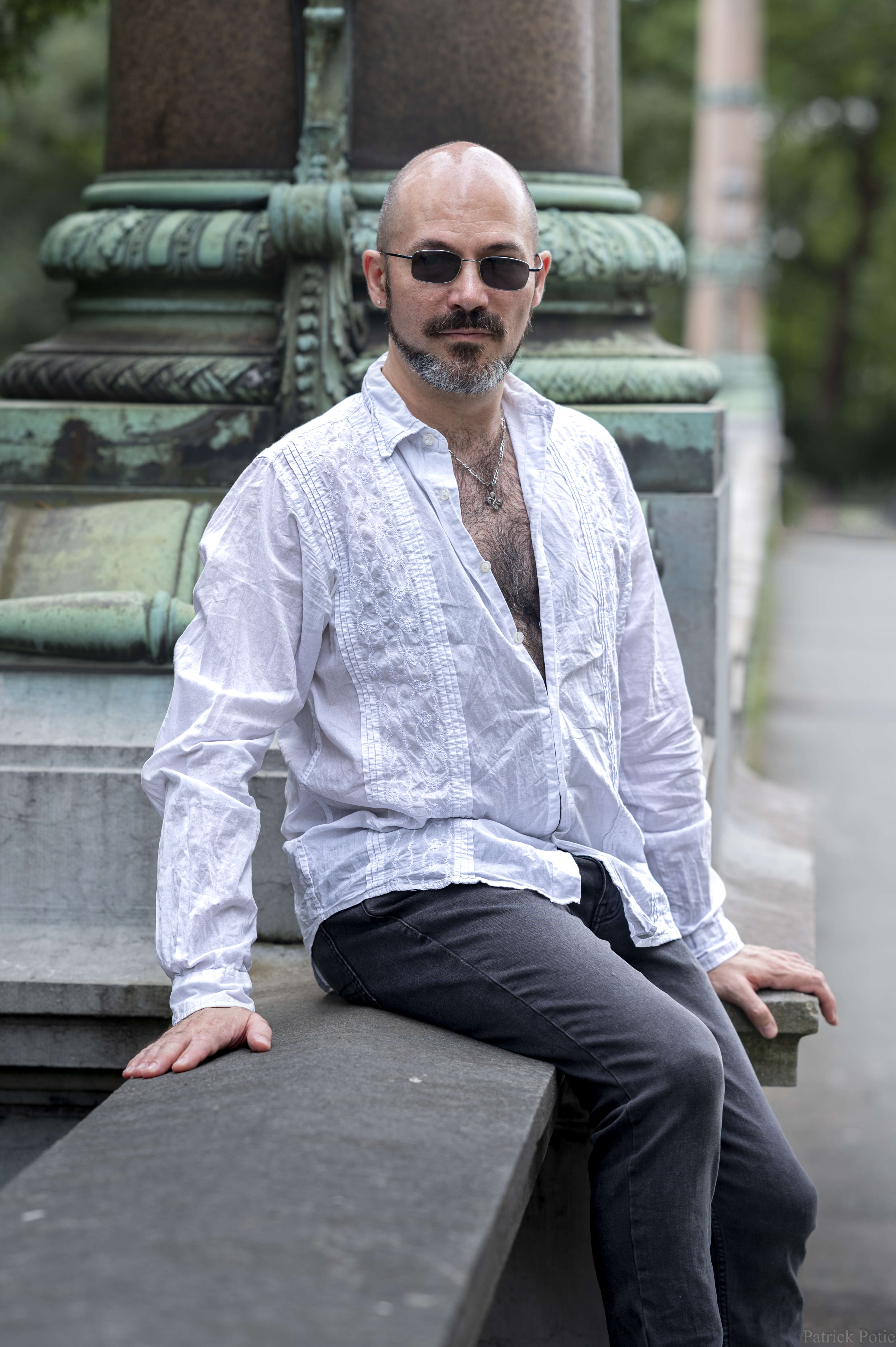 portrait en couleur d'un homme poilu et barbu
