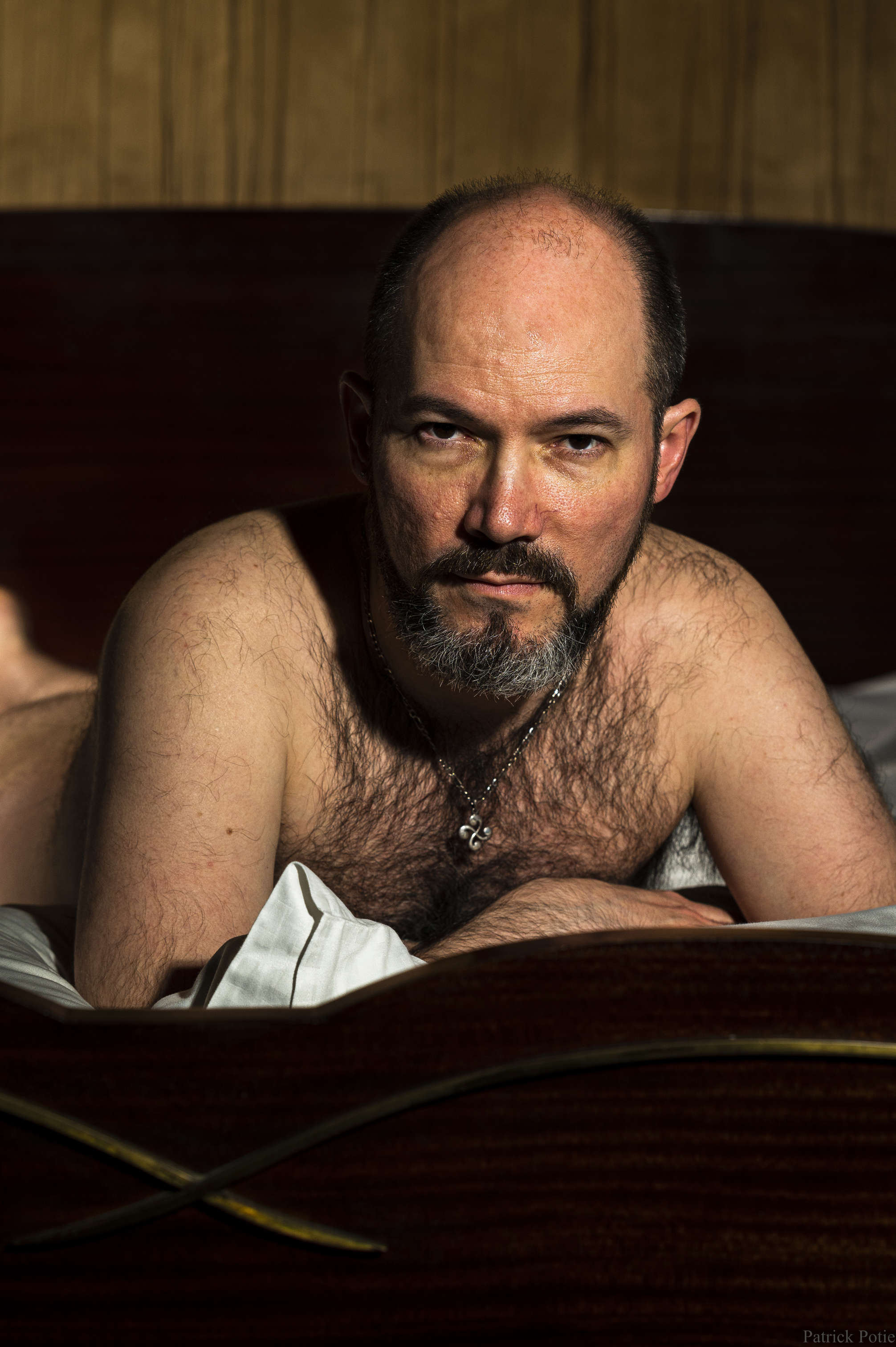 portrait en couleur d'un homme poilu et barbu