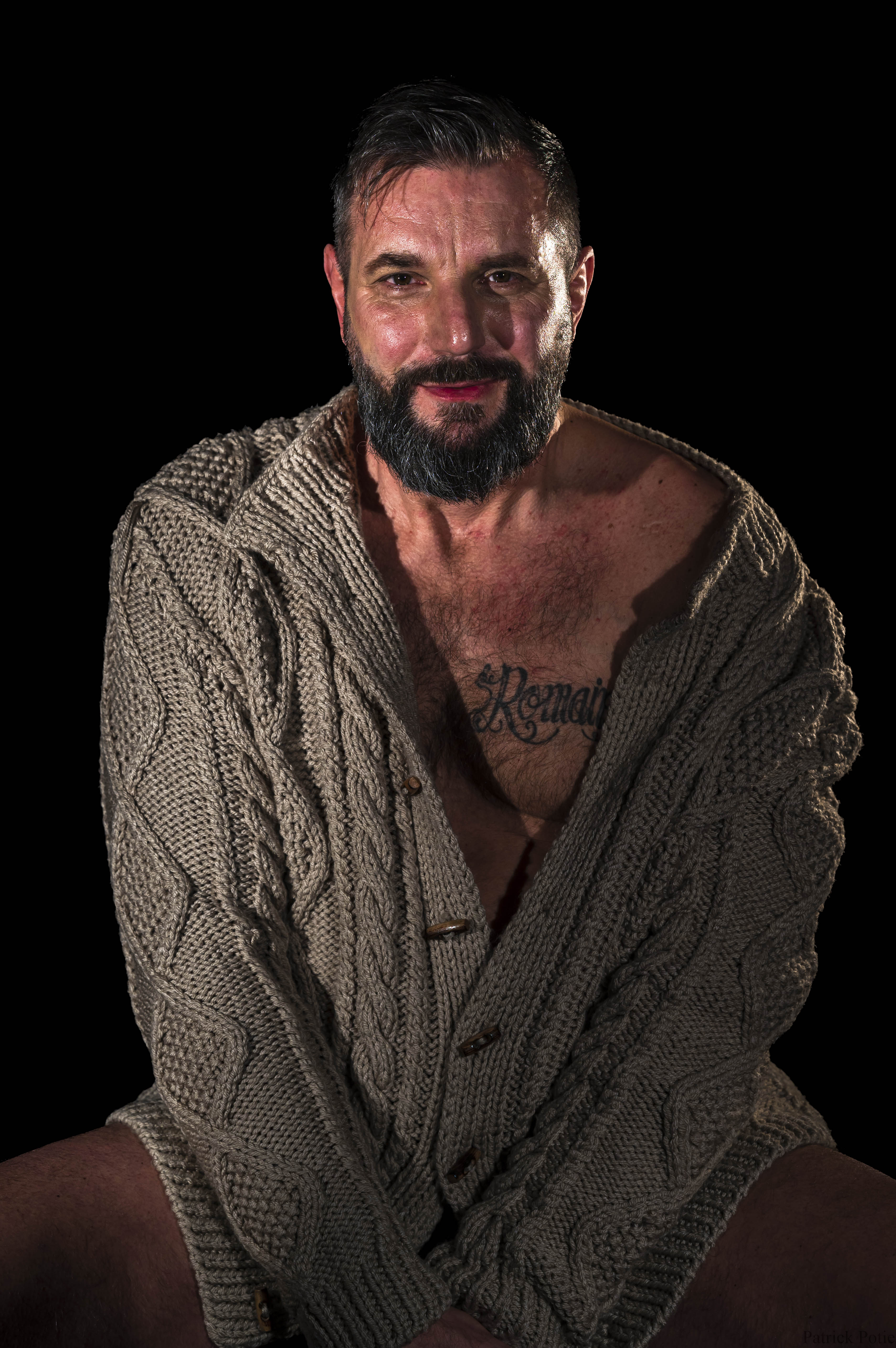 portrait en couleur d'un homme poilu et barbu
