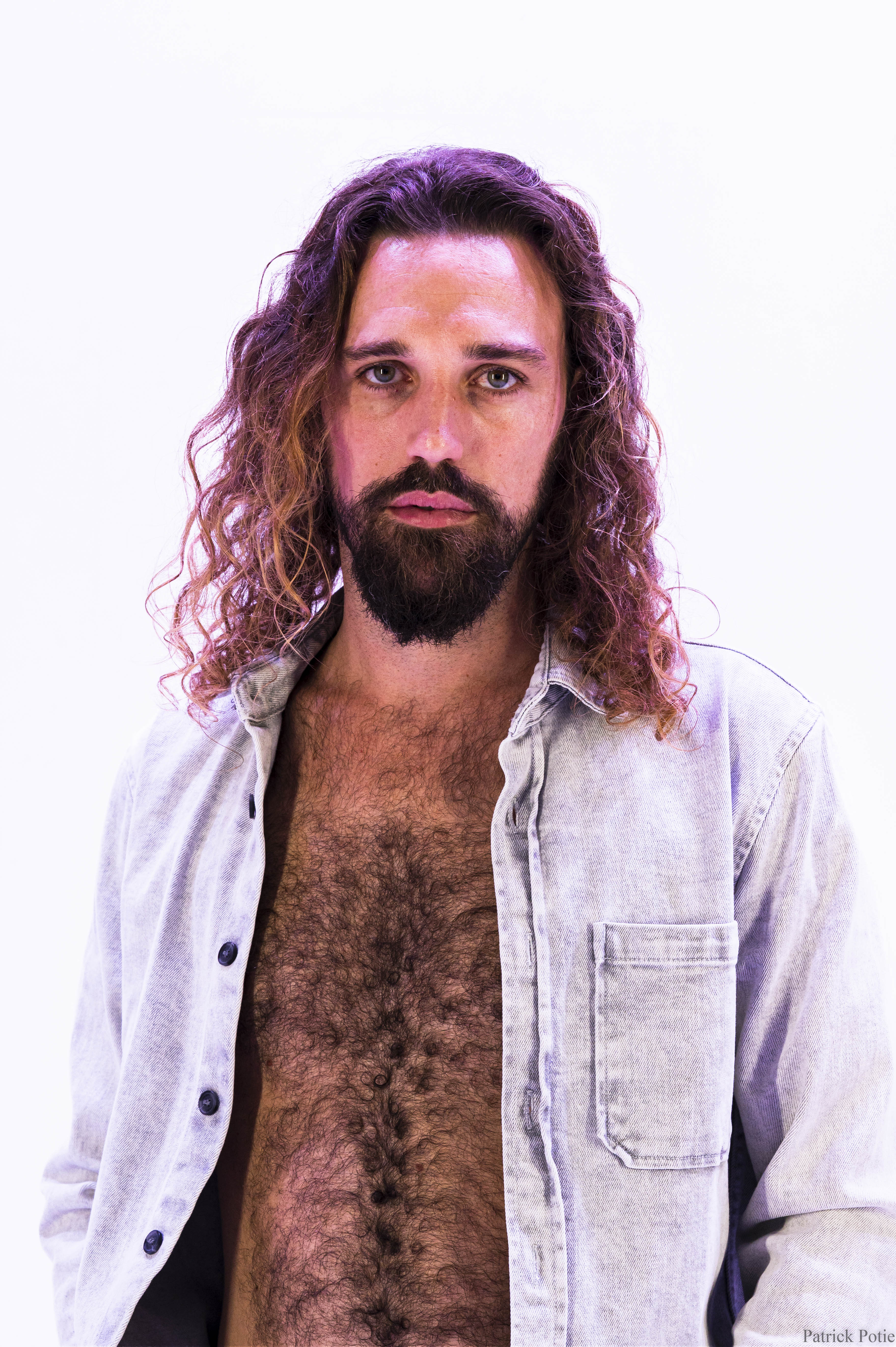 portrait en couleur d'un homme poilu et barbu