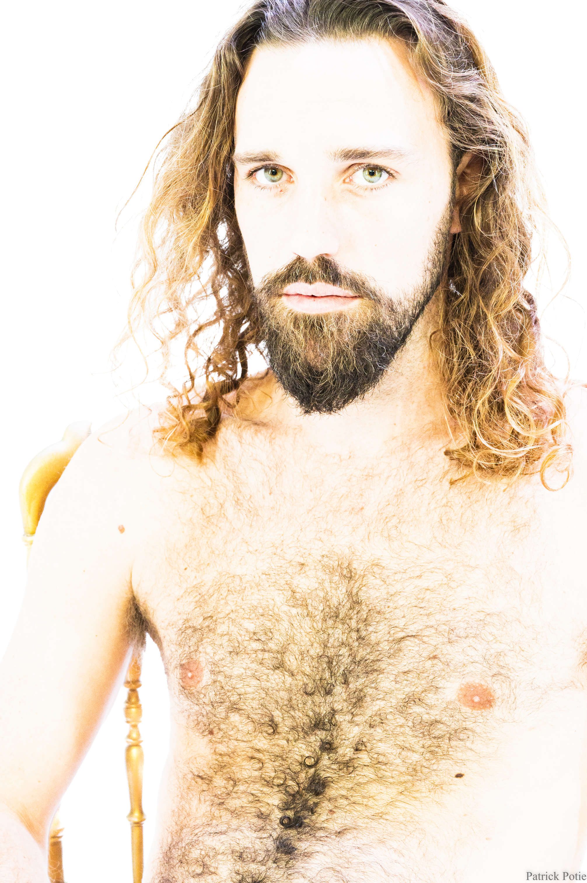 portrait en couleur d'un homme poilu et barbu