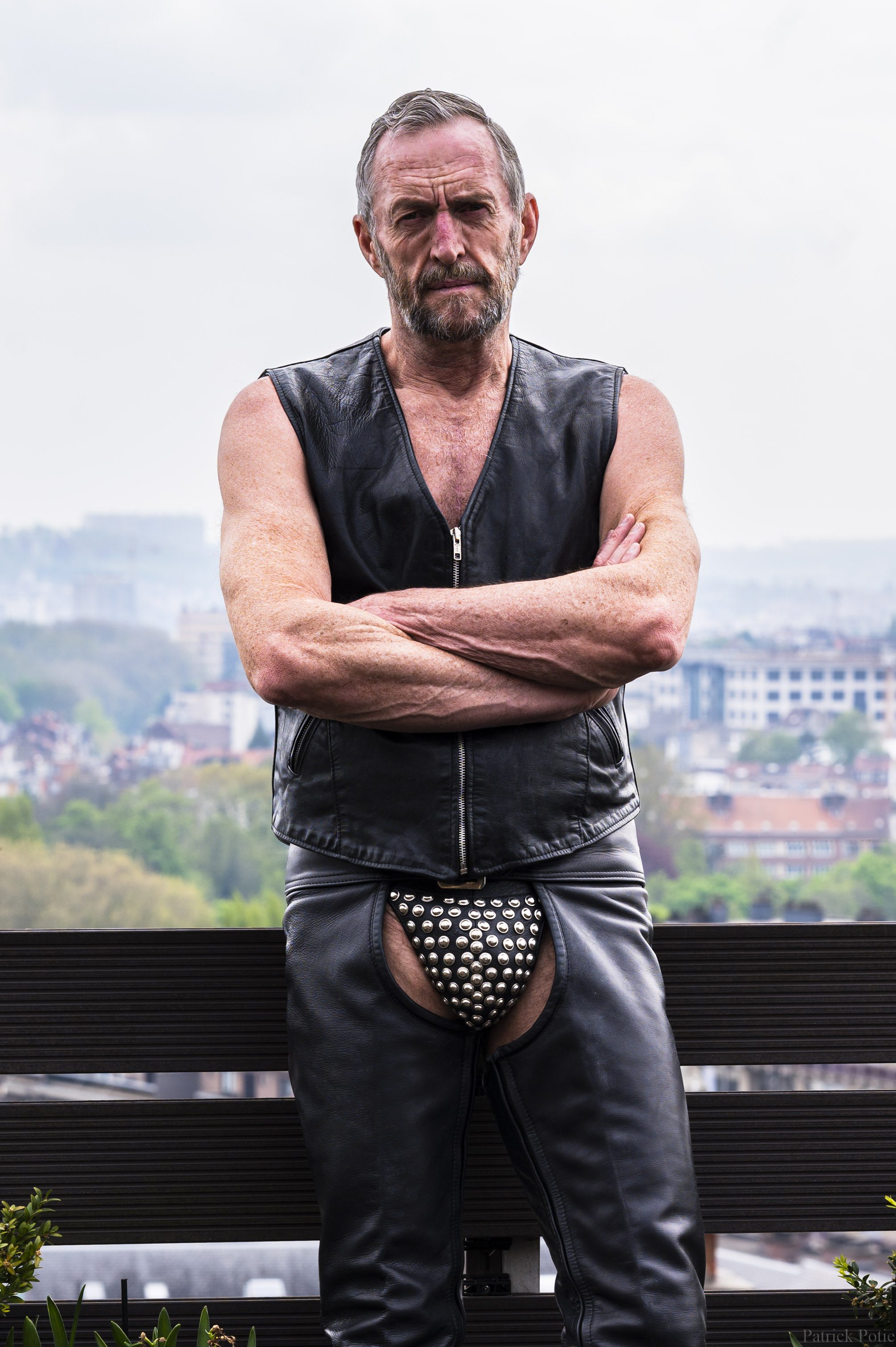 portrait d'un homme portant une veste, un chap et un slip en cuir