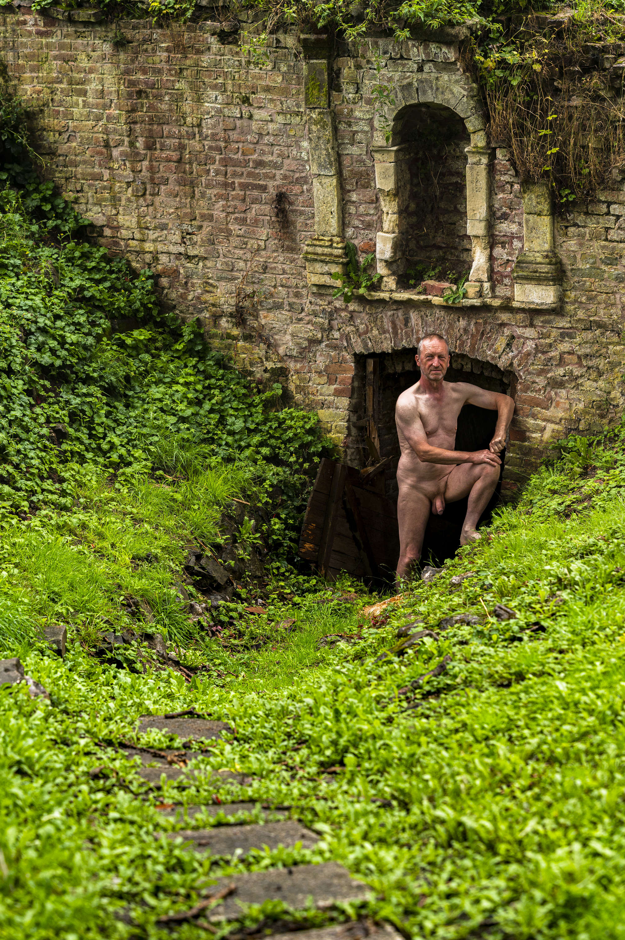 homme posant nu dans un parc