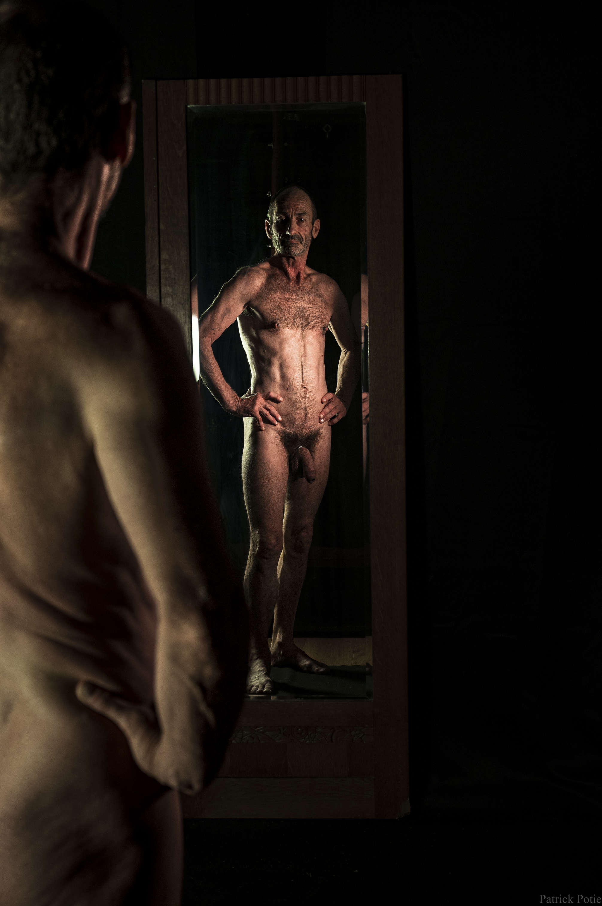 homme très mince posant nu dans un studio photo