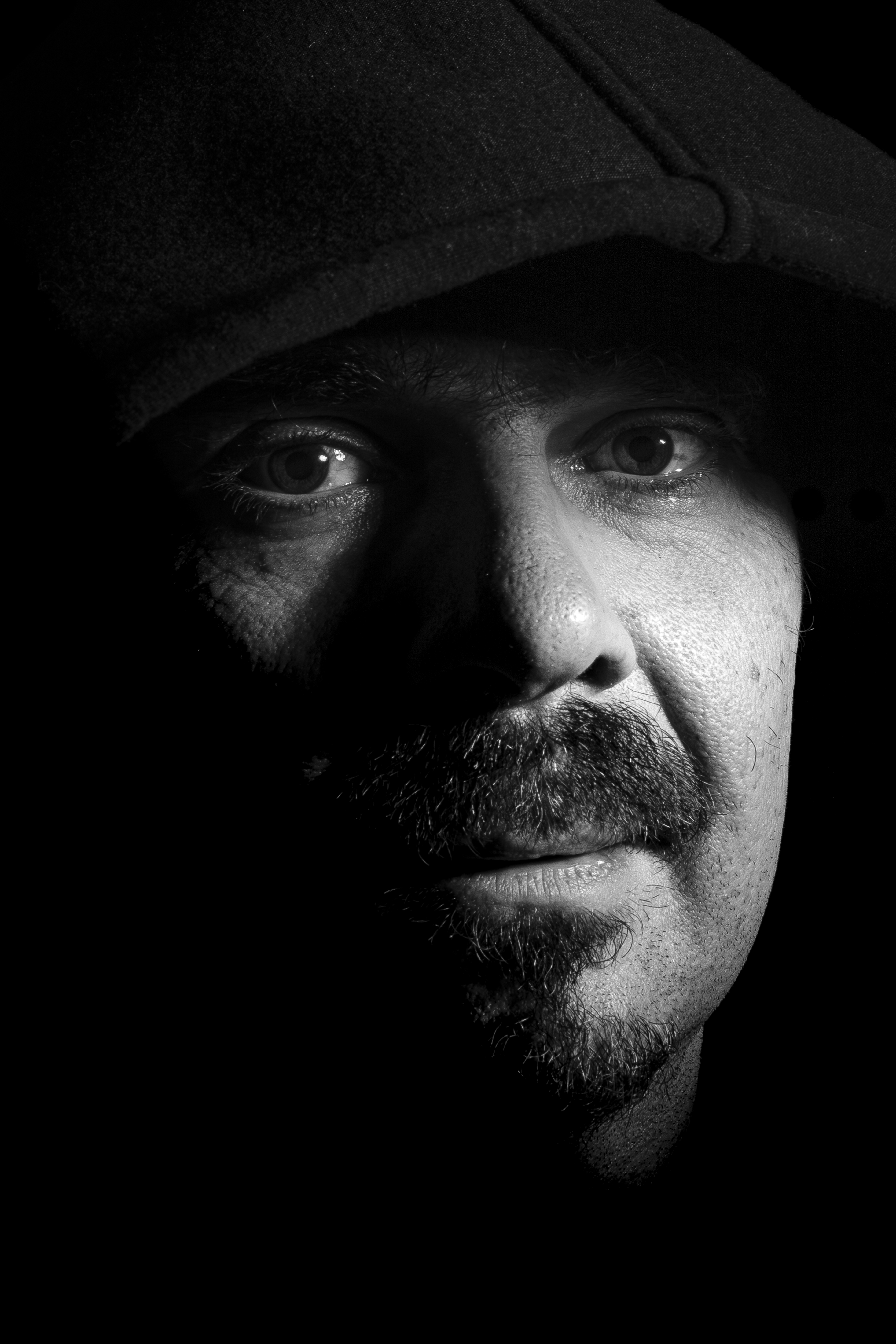 portrait en noir et blanc d'un homme barbu