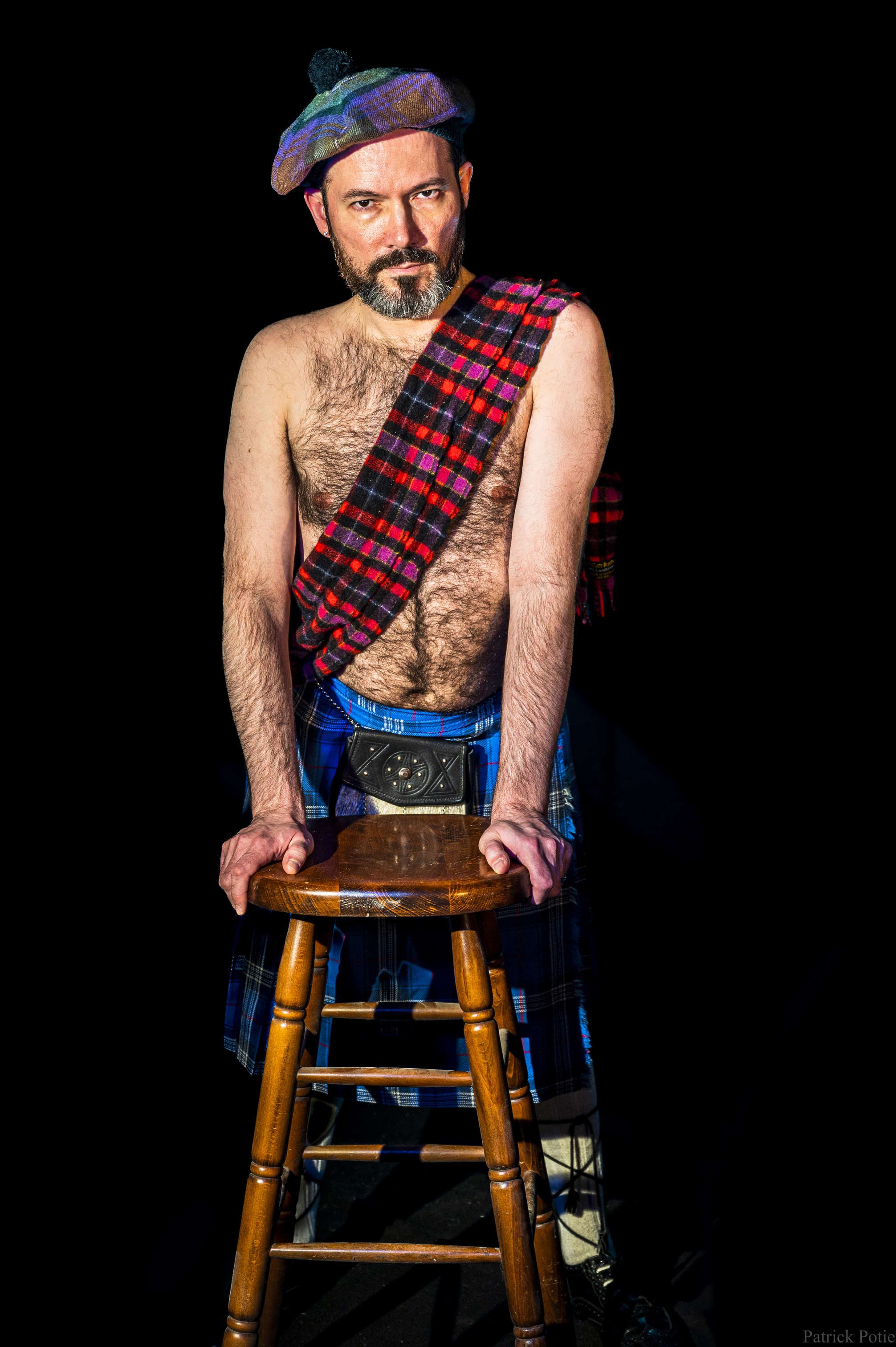 portrait en couleur d'un homme poilu et barbu