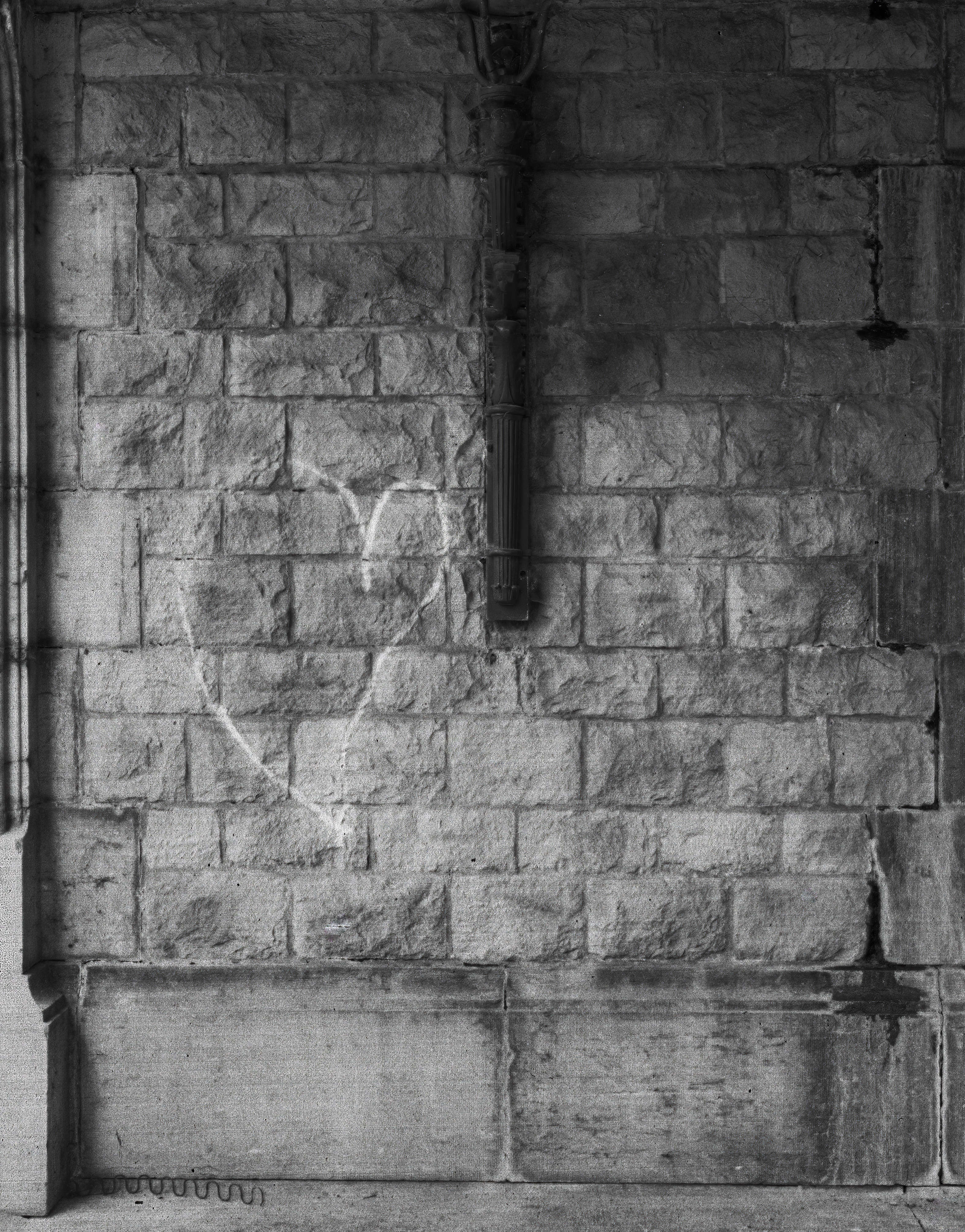 scanne d'une photographie argentique en noir et blanc, d'un mur en pierre avec un cœur dessiner