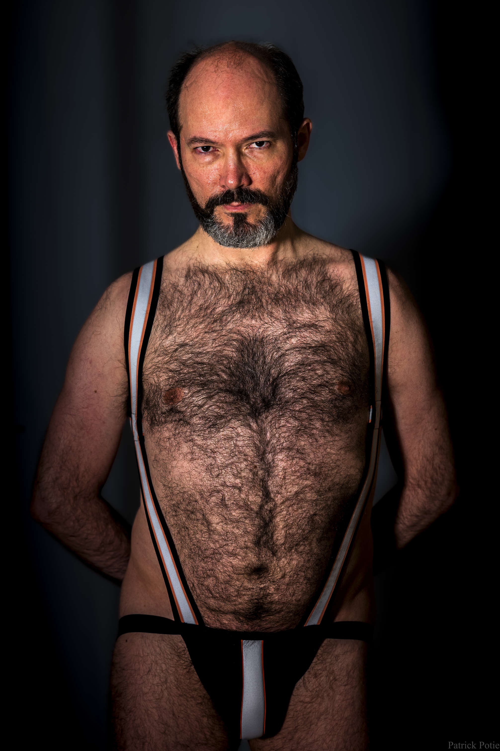portrait en couleur d'un homme poilu et barbu